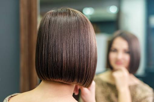 Carré lisse avec une couleur marron glacé 
